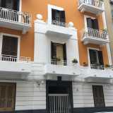 Ci rechiamo ora all�interno del palazzo adiacente, di color bianco e arancione, situato al civico 19